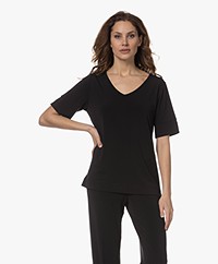 KYRA Pleun Crêpe Jersey V-hals T-shirt - Zwart
