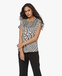 JapanTKY Yonas Satijnen Print Blouse met Korte Mouwen - Zwart/Ecru