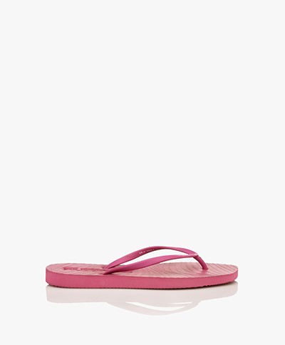 Sleepers Tapered Natural Rubber Flip Flops - Fuchsia