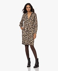 KYRA Britta Crêpe Print Blousejurk - Warm Sand