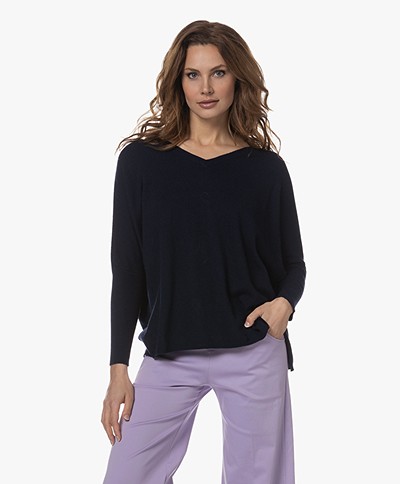 Resort Finest Cape V-neck Cashmere-Silk Blend Sweater - Navy