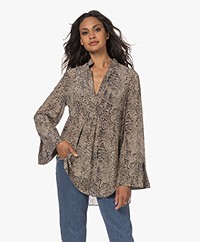By Malene Birger Flaiy Zijden Slangenprint Blouse - Zwart/Beige 