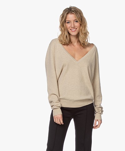 extreme cashmere N°38 Be Low Cashmere V-neck Sweater - Latte