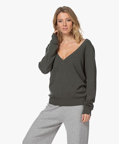 extreme cashmere N°38 Be Low Cashmere V-neck Sweater - Khaki