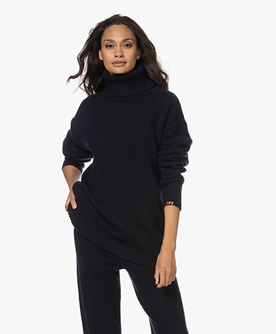 extreme cashmere N°20 Oversized Turtleneck Cashmere Sweater - Navy