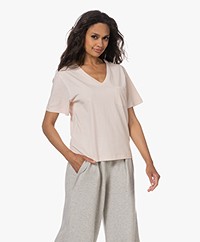 Filippa K Pima Katoenen V-hals T-shirt met Borstzak - Pale Rose