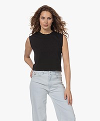 Closed Cropped Muscle Top - Zwart