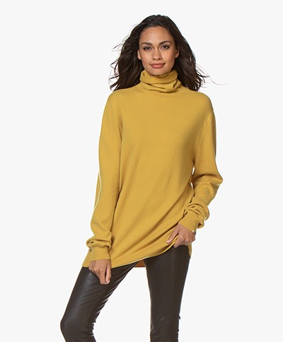 extreme cashmere N°57 Be All Turtleneck Cashmere Sweater - Mustard Yellow