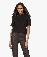 Resort Finest Santo T-shirt met Schoudervulling - Zwart 