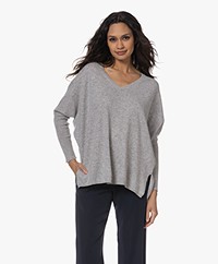 Resort Finest Cape V-neck Cashmere-Silk Blend Sweater - Grey