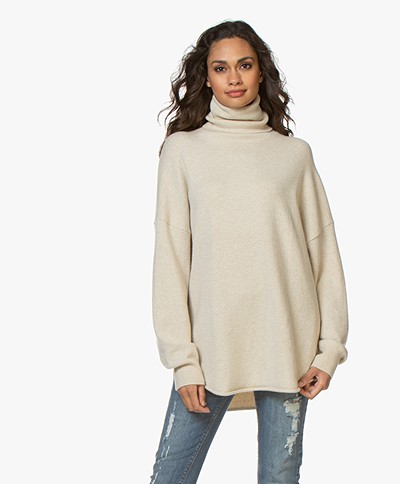 extreme cashmere N°52 Cashmere Roll Neck Sweater - Latte