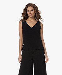 Closed Knitted V-neck Top - Black