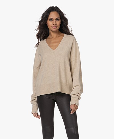extreme cashmere N°224 Clash V-neck Cashmere Blend Sweater - Latte