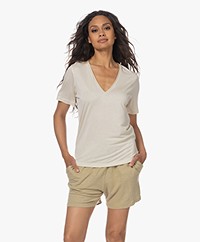 By Malene Birger Amika V-hals Lyocell T-shirt - Whisper White