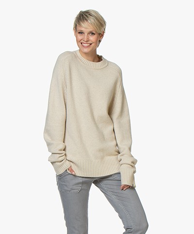 extreme cashmere N°123 Bourgeois R-neck Cashmere Sweater - Latte