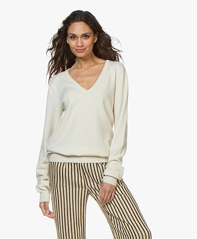 extreme cashmere N°89 Be Nice Cashmere V-neck Sweater - Cream