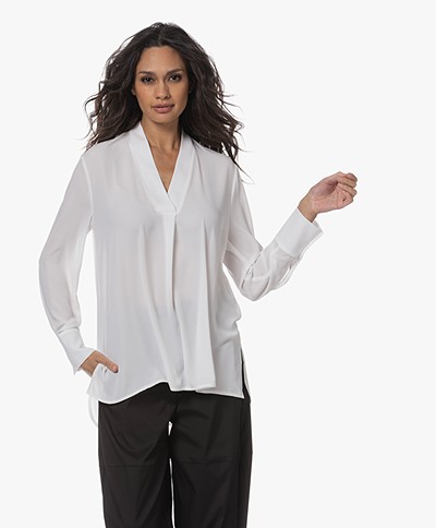 Woman by Earn Emma Crêpe Blouse met V-hals - Off-white