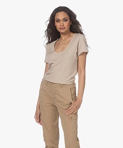 Penn&Ink N.Y T-Shirt with Rounded V-neck - Sand