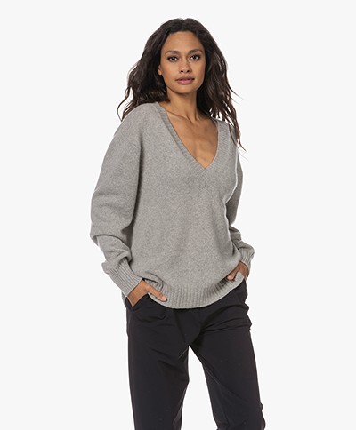 Resort Finest Cashmere V-neck Sweater - Grey
