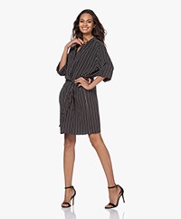 studio .ruig Joessef Gestreepte Viscose Twill Jurk - Zwart/Wit