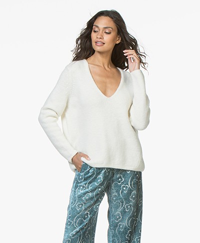 Closed Knitted V-neck Pullover - Light Champagne