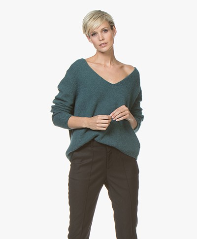 Closed Knitted V-neck Pullover - Gingko