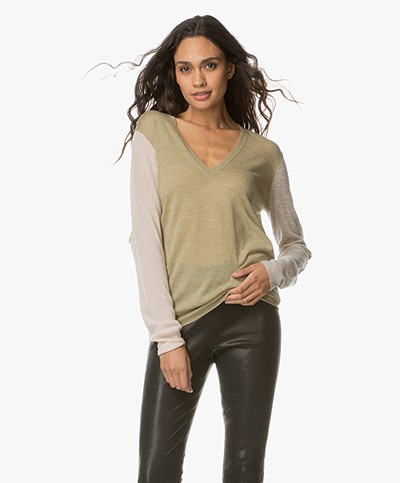 Joseph V-neck Cashmere Pullover with Contrasting Sleeves - Pea 