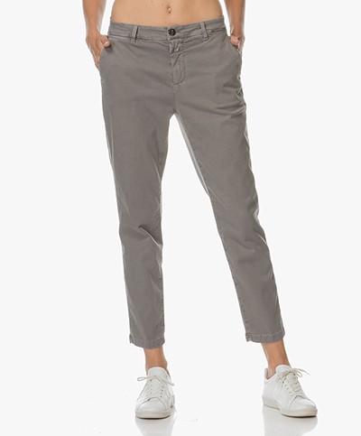 Closed Jack Cropped Chino in Cotton Blend - Stone Grey