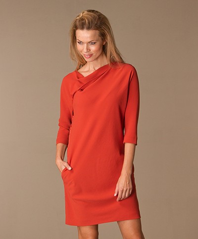 Closed Cut-Out Shift Dress - Rost Red