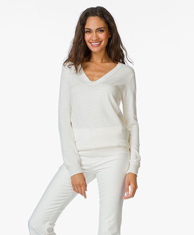 Closed Knit V-neck Sweater in Cashmere Blend - Blanched 